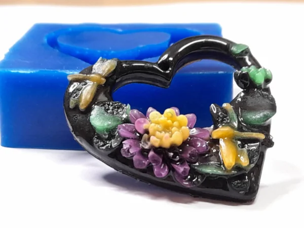 Cœur fleuri et libellules – Image 5